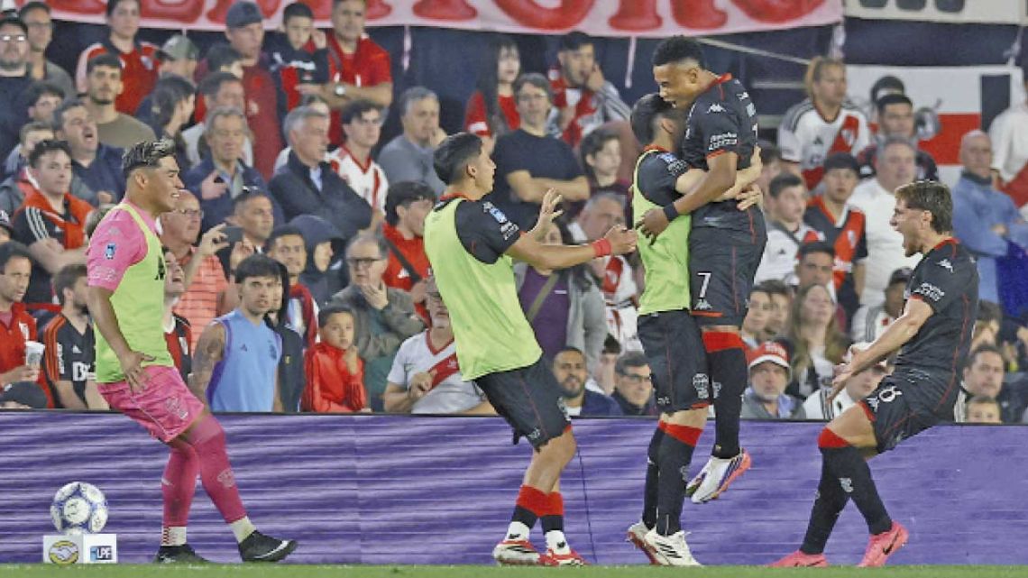 Se terminó la primavera: River cayó ante Huracán y volvieron las dudas