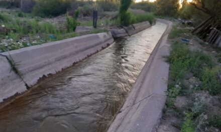 Cayó a un canal en Angaco y fue arrastrado 1,5 kilómetros: un policía lo siguió por la orilla y logró rescatarlo