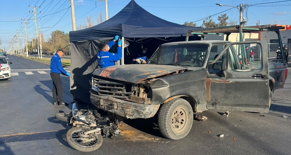 Tragedia vial: murió un joven motociclista tras chocar contra una camioneta