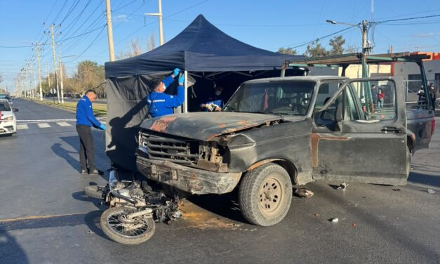Tragedia vial: murió un joven motociclista tras chocar contra una camioneta