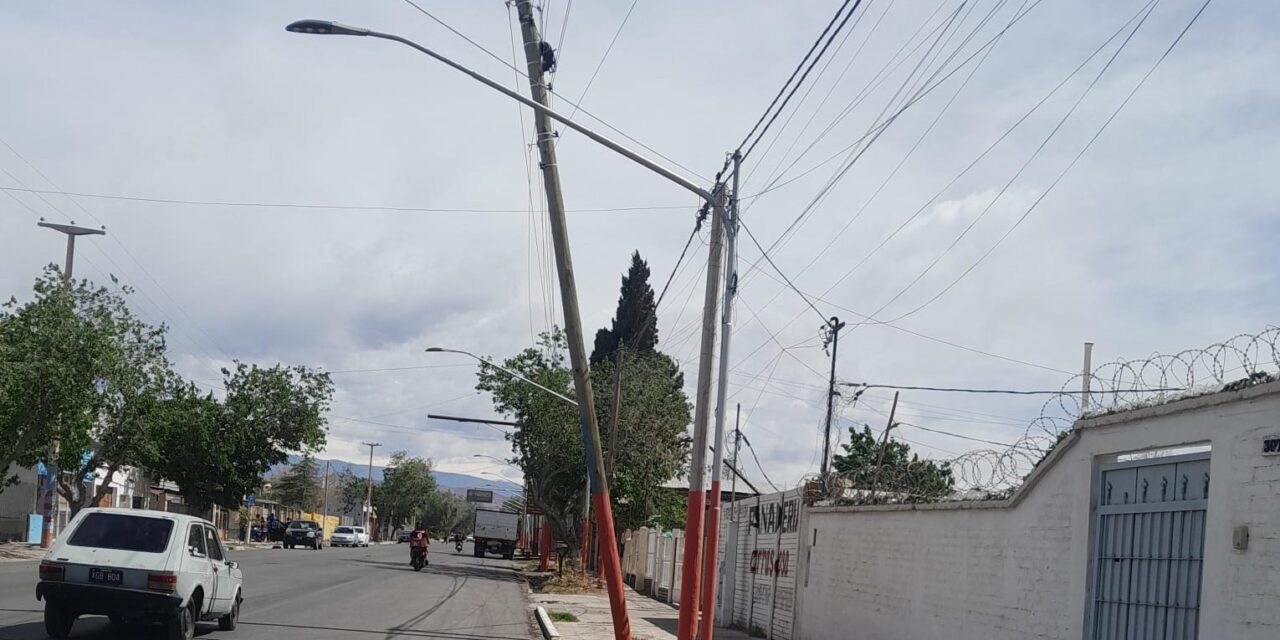 Chimbas: el Municipio reforzó la atención por postes y cables afectados por el viento