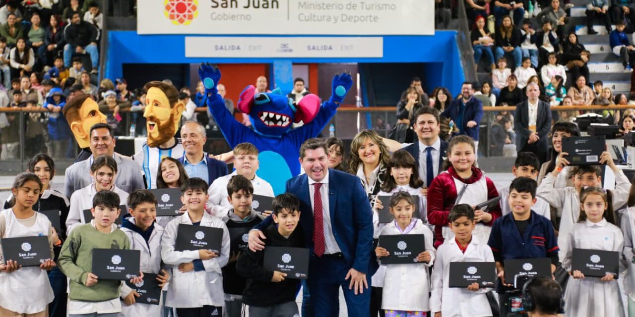 Orrego amplía el plan de tecnología educativa con nuevas computadoras para Rawson