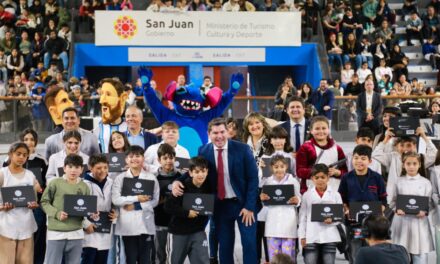 Orrego amplía el plan de tecnología educativa con nuevas computadoras para Rawson