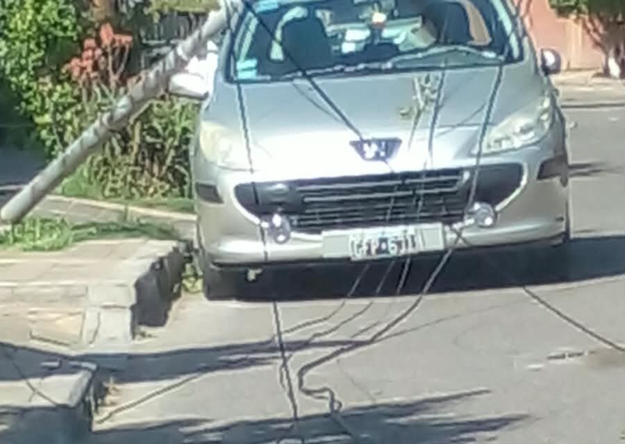Una pilastra cayó sobre un auto y dejó cables tendidos sobre la calle en Trinidad