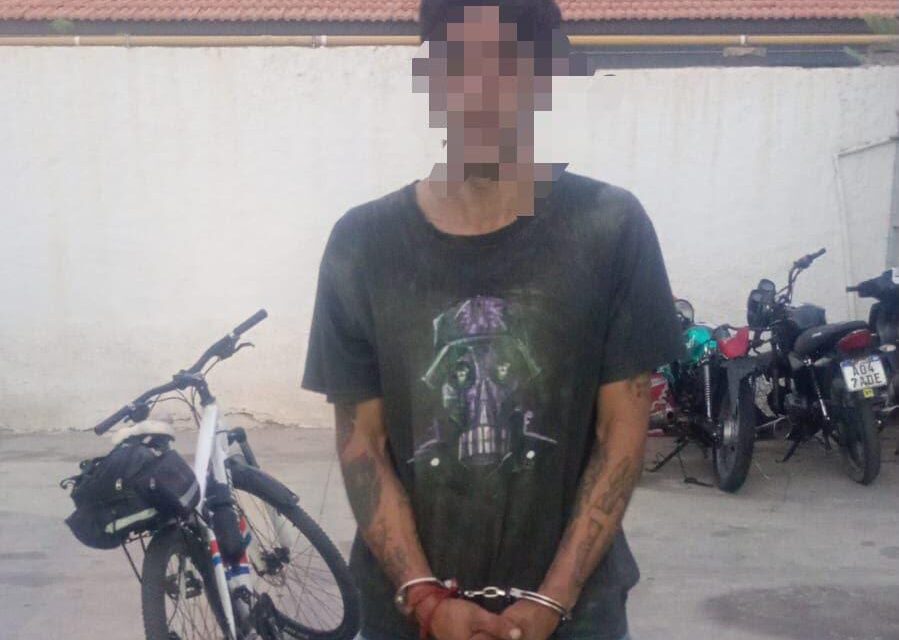 Lo encontraron arriba del techo cuando intentaba forzar una ventana para robar