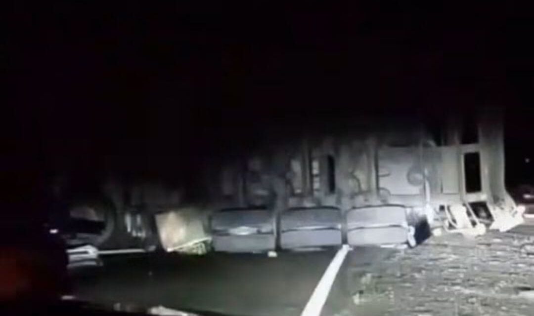 Ruta 141: un camión volcó, derramó combustible y parte de su carga y no hubo heridos