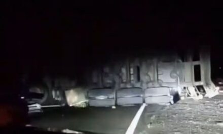 Ruta 141: un camión volcó, derramó combustible y parte de su carga y no hubo heridos