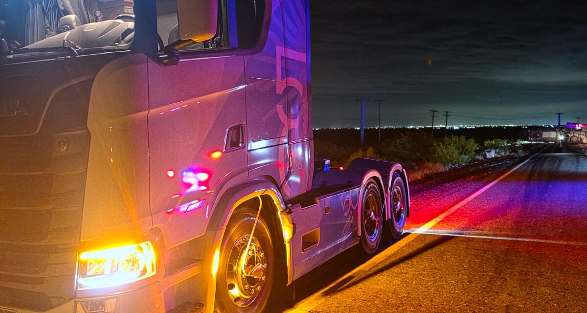 Volcó un camión en la Ruta 141 y quedó atravesado sobre toda la calzada