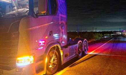 Volcó un camión en la Ruta 141 y quedó atravesado sobre toda la calzada