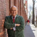 Educar a alguien es uno de los mejores medios de educarse a sí mismo. No se puede ayudar a crecer sin aumentar la propia estatura