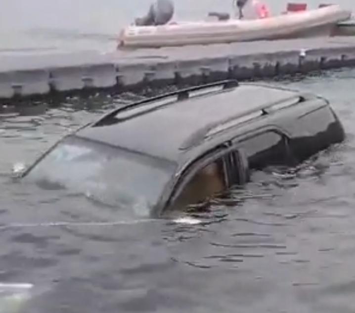 Sorpresa en Punta Negra: una camioneta terminó dentro del dique y quedó casi cubierta por el agua