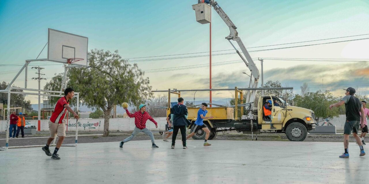 Chimbas renovó la iluminación del Parque de Los Abrazos para recuperar un espacio clave para los barrios