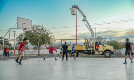 Chimbas renovó la iluminación del Parque de Los Abrazos para recuperar un espacio clave para los barrios