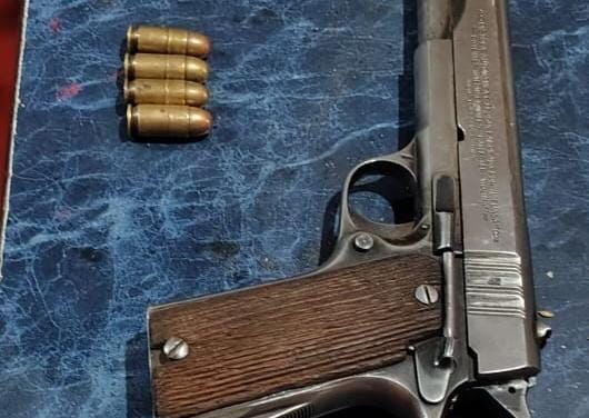 Allanaron una casa en Capital y secuestraron una pistola cargada