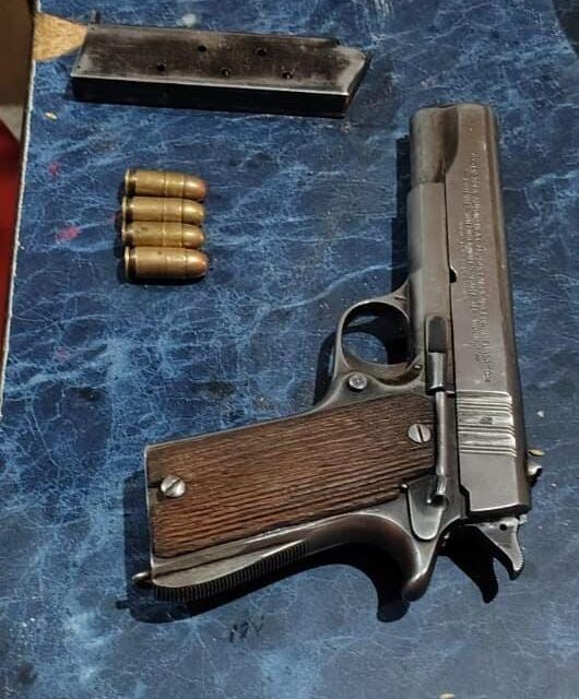 Allanaron una casa en Capital y secuestraron una pistola cargada