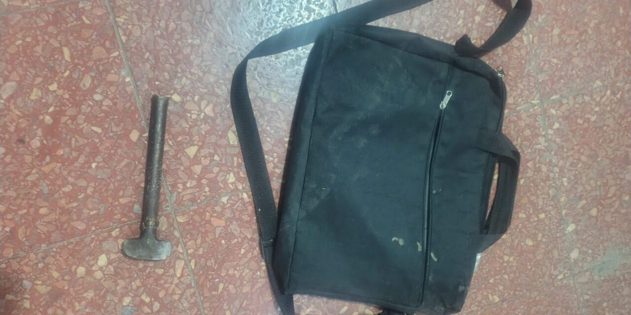 Intentó forzar la puerta de un negocio con un caño y lo atraparon a pocas cuadras