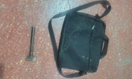 Intentó forzar la puerta de un negocio con un caño y lo atraparon a pocas cuadras