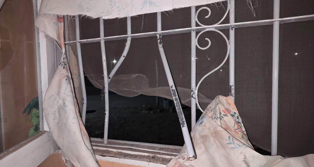 Lo encontraron forzando una ventana para entrar a robar y terminó detenido en Santa Lucía