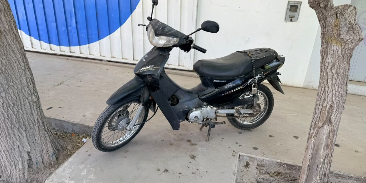 Intentó robarle la moto a un repartidor y terminó detenido tras destrozar un patrullero