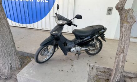 Intentó robarle la moto a un repartidor y terminó detenido tras destrozar un patrullero