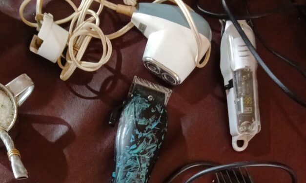 Robó una barbería en Capital y cayó con las máquinas, cuchillas y la ropa que usó