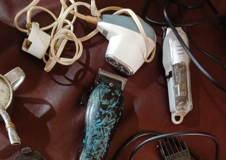Robó una barbería en Capital y cayó con las máquinas, cuchillas y la ropa que usó