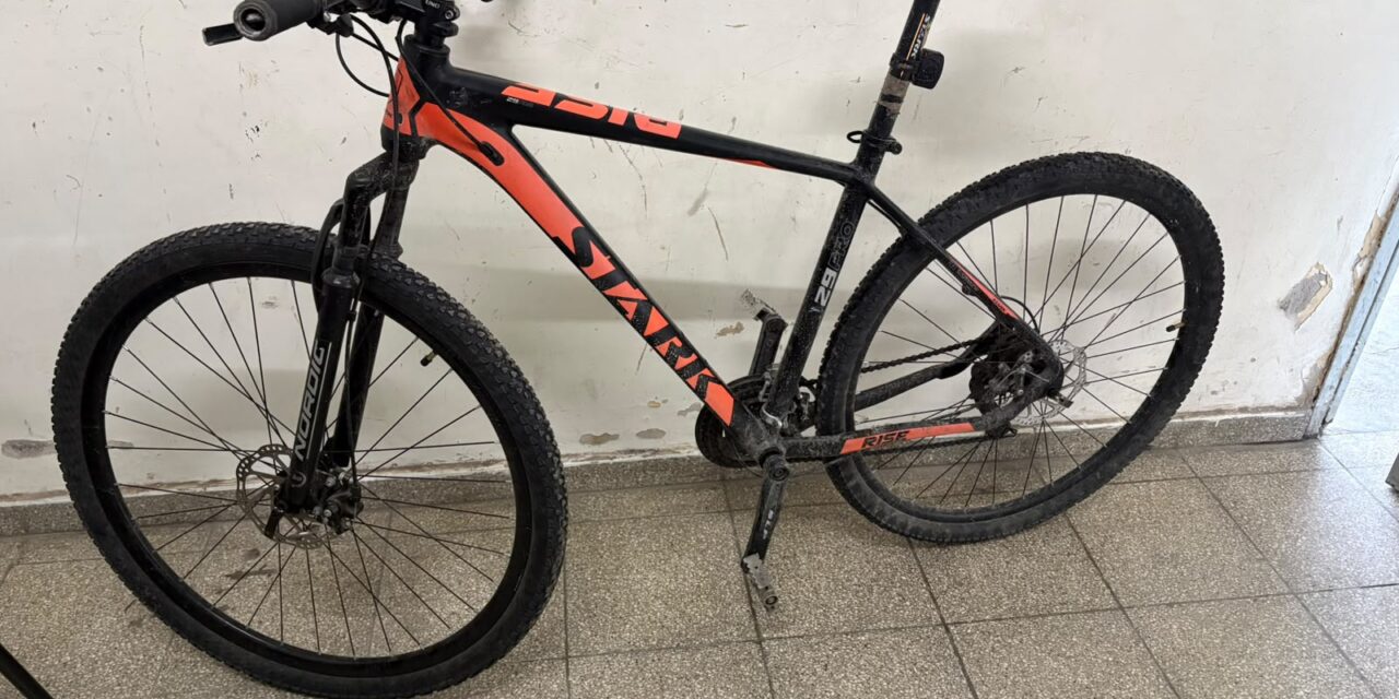 Escapó al ver a la Policía y abandonó una bicicleta en una plaza de Rawson