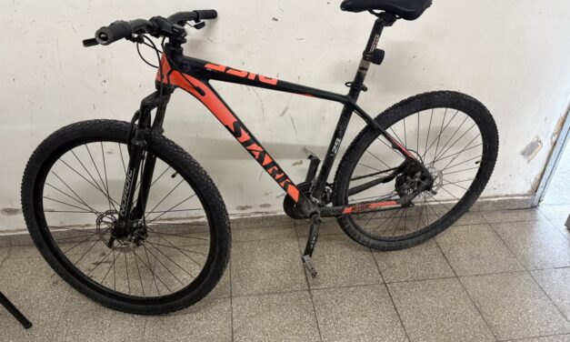 Escapó al ver a la Policía y abandonó una bicicleta en una plaza de Rawson