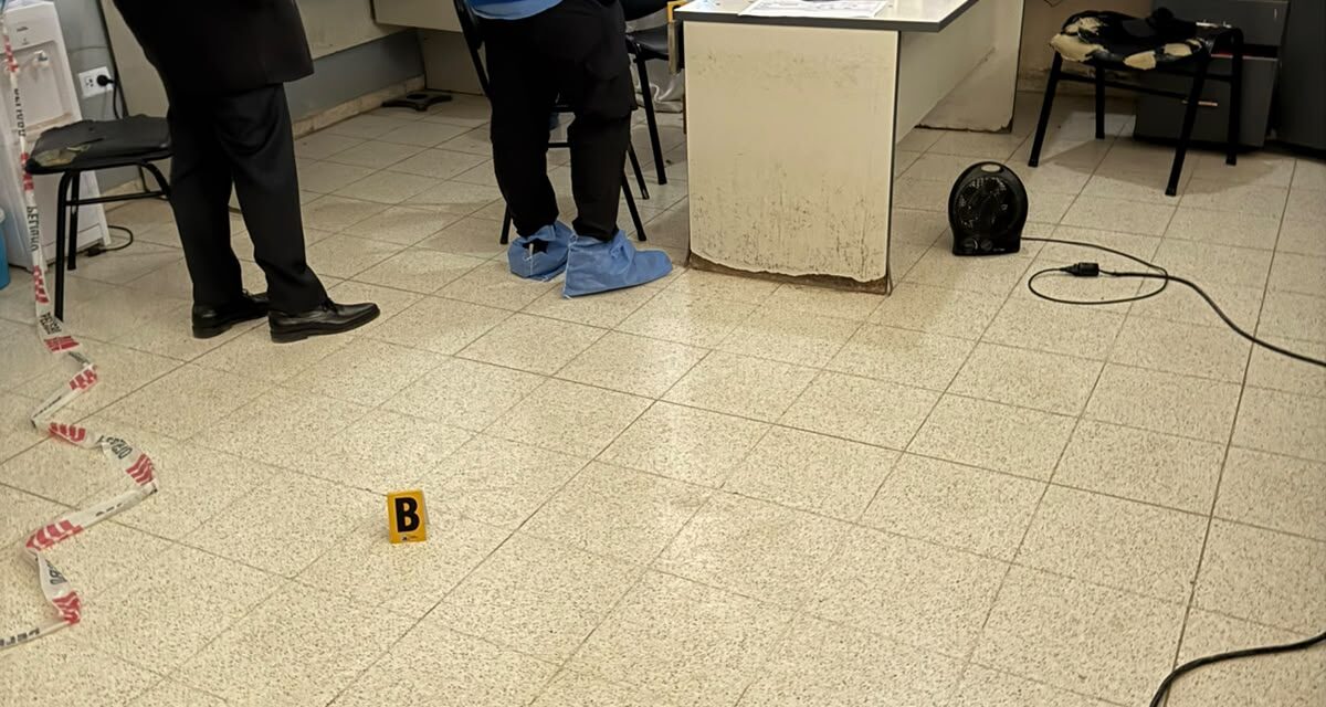 Un policía manipuló su arma y se le escapó un disparo que hirió a una compañera en una comisaría