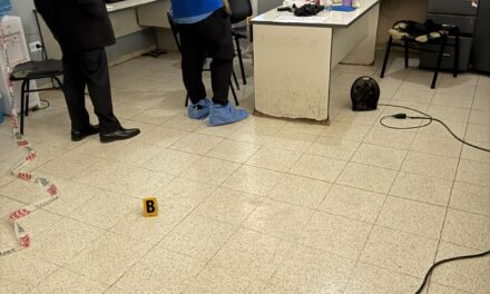 Un policía manipuló su arma y se le escapó un disparo que hirió a una compañera en una comisaría