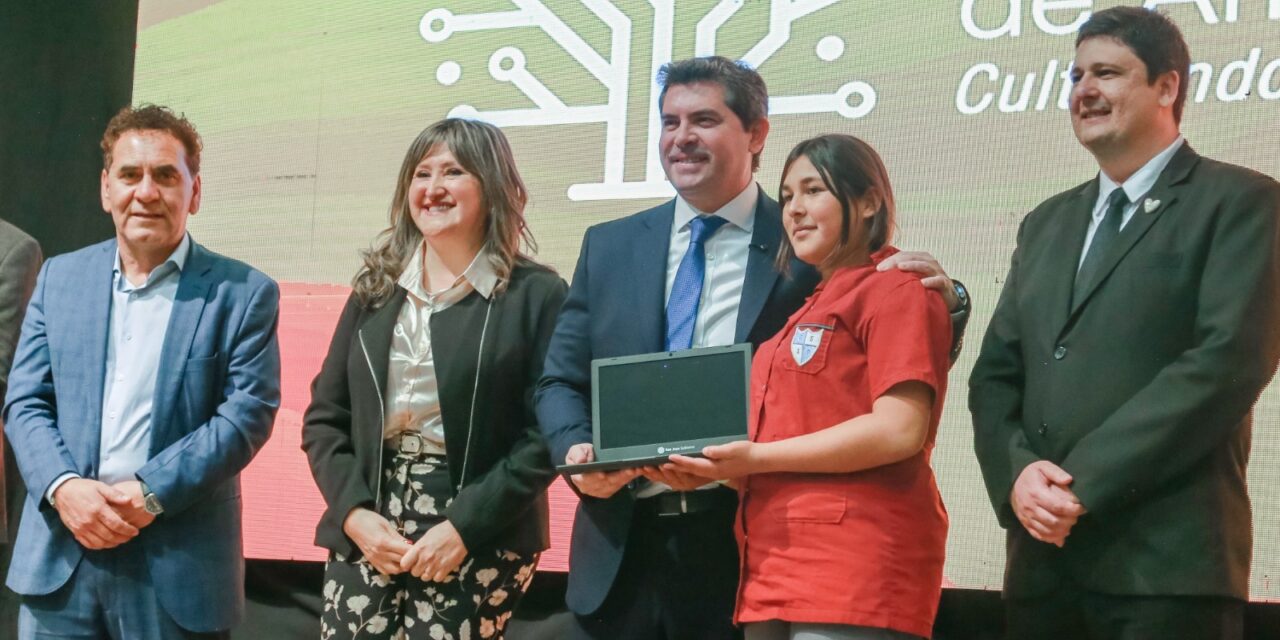 Más de 2.700 alumnos recibieron notebooks y ya son miles los estudiantes alcanzados por el programa