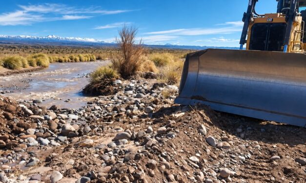 Calingasta refuerza sus defensas ante la crecida del río Los Patos: trabajan con cuatro topadoras