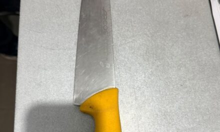 Dos asaltos en cinco minutos: Robó con un cuchillo y terminó detenido en Rawson