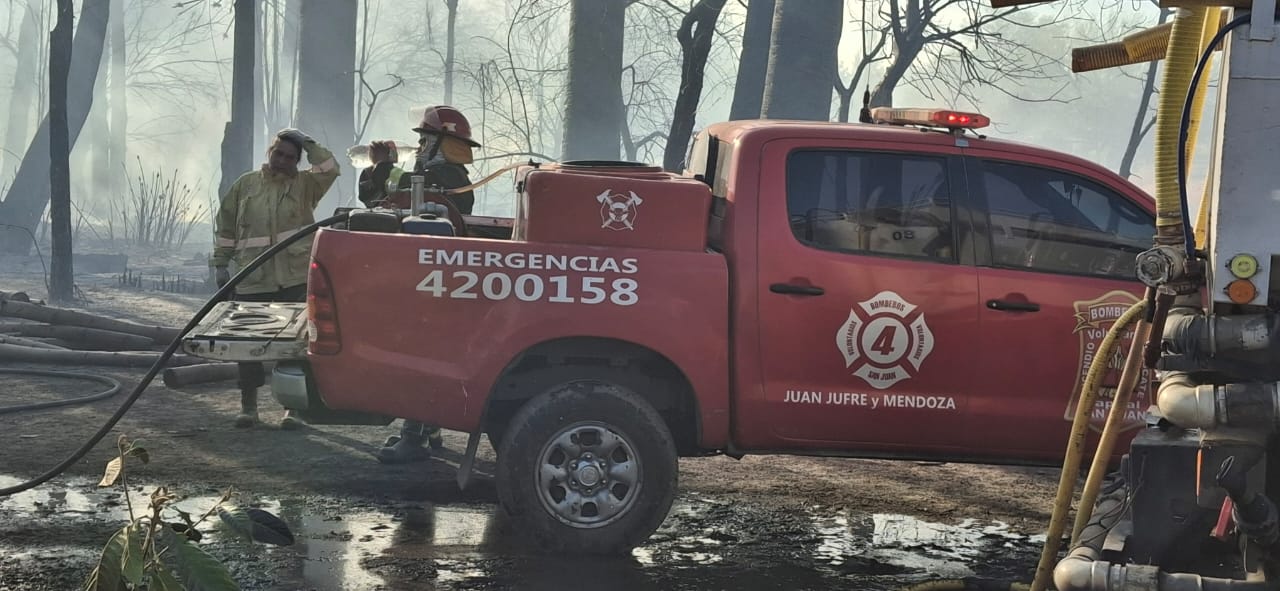 Piden tanques de agua con urgencia para combatir los incendios en Alto de Sierra