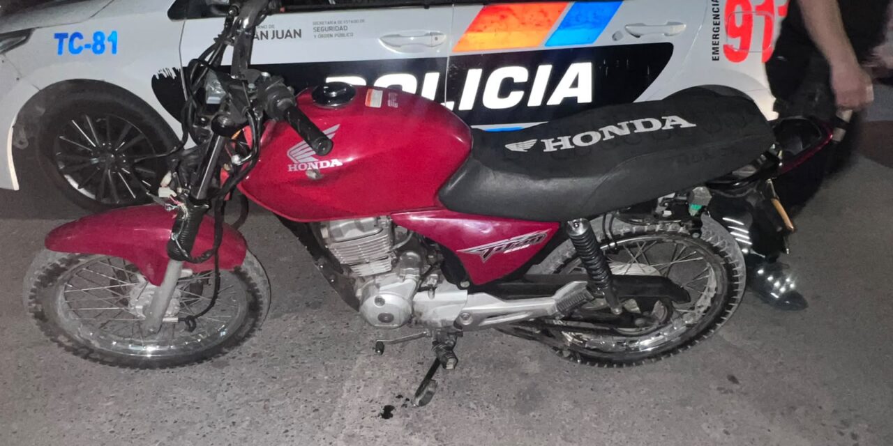 Aprehendieron a un adolescente cuando trasladaba una moto a pie en Rawson