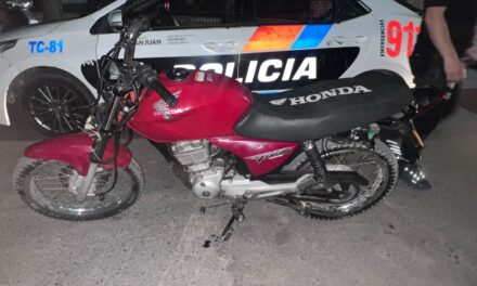 Aprehendieron a un adolescente cuando trasladaba una moto a pie en Rawson