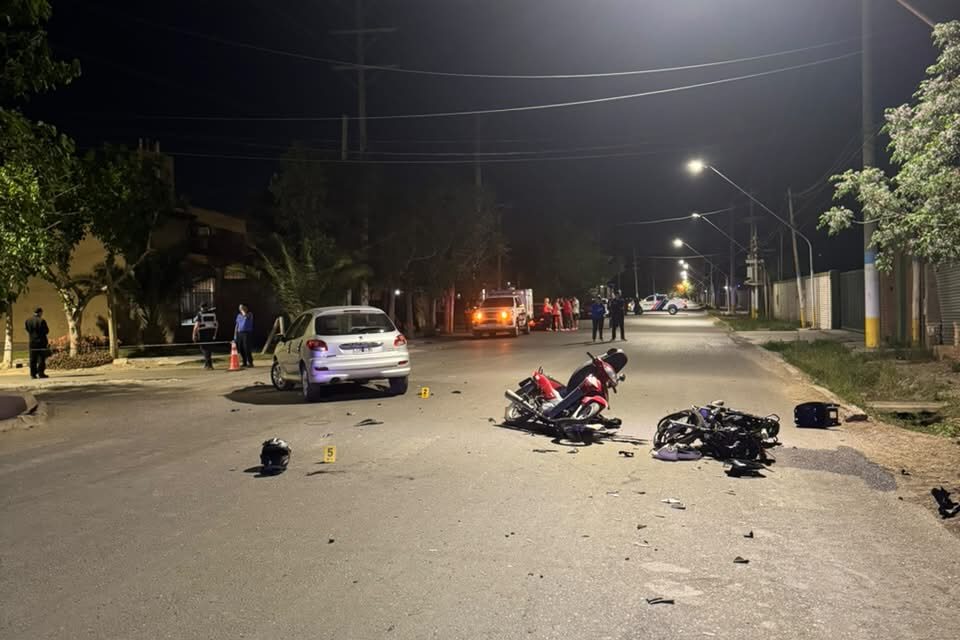 Violento choque entre un auto y dos motos dejó a tres personas gravemente heridas en Rawson