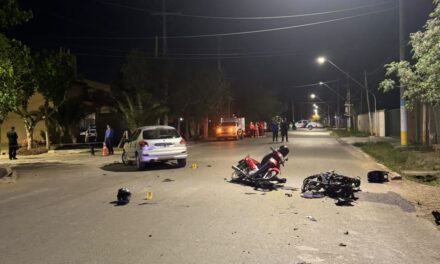 Violento choque entre un auto y dos motos dejó a tres personas gravemente heridas en Rawson