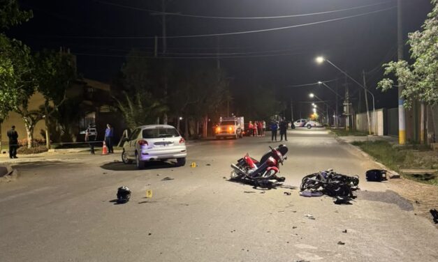 Violento choque entre un auto y dos motos dejó a tres personas gravemente heridas en Rawson