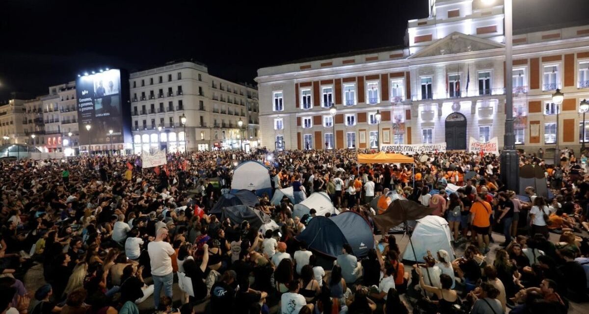 Cientos de personas acampan en el centro de Madrid tras una multitudinaria marcha