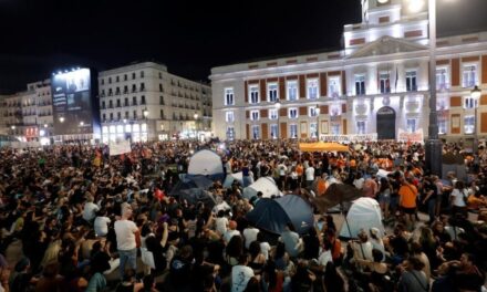 Cientos de personas acampan en el centro de Madrid tras una multitudinaria marcha