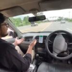 Mostraba cómo su auto autónomo conducía solo y terminó chocando contra un patrullero