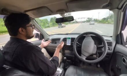 Mostraba cómo su auto autónomo conducía solo y terminó chocando contra un patrullero