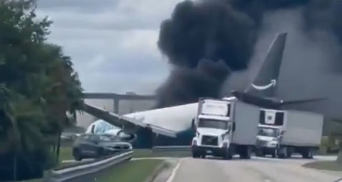 Un avión de carga de Boeing se salió de pista, chocó contra vehículos y se incendió