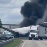 Un avión de carga de Boeing se salió de pista, chocó contra vehículos y se incendió