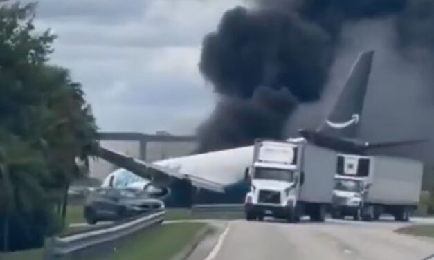 Un avión de carga de Boeing se salió de pista, chocó contra vehículos y se incendió