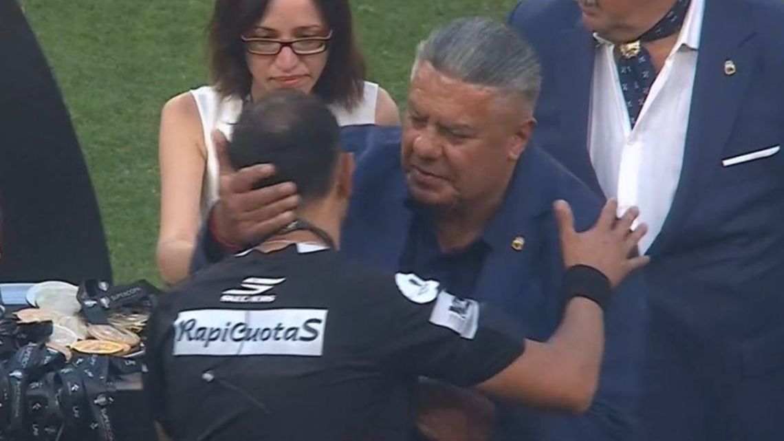 La llamativa actitud de Chiqui Tapia en la premiación de Estudiantes tras la final con Central