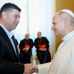 La CGT muestra foto con León XIV en el Vaticano y se ilusiona con un encuentro en Argentina