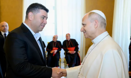 La CGT muestra foto con León XIV en el Vaticano y se ilusiona con un encuentro en Argentina