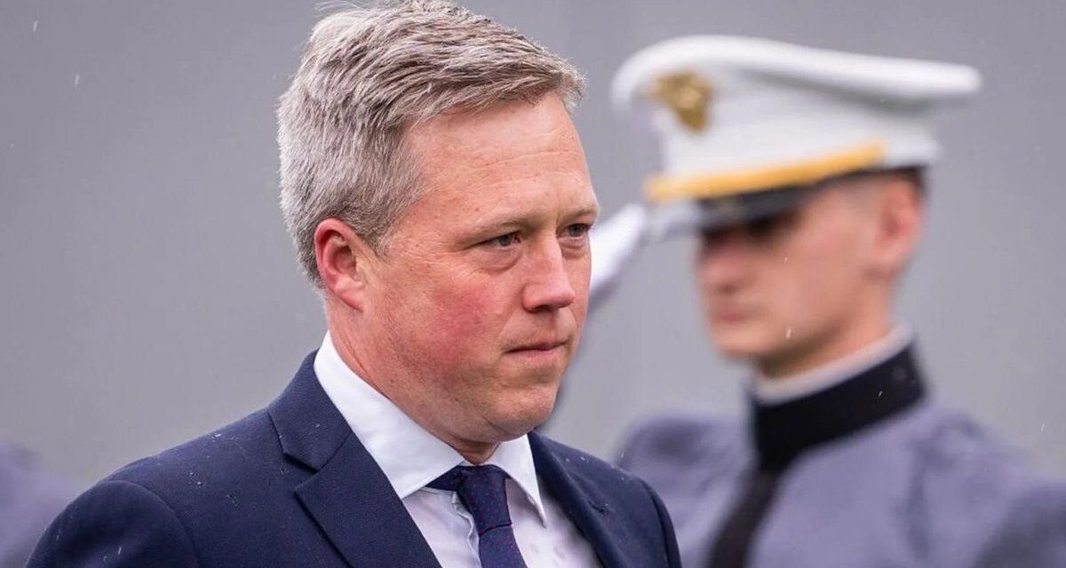 El secretario del Ejército de EEUU dimitió tras meses de conflictos con Pete Hegseth